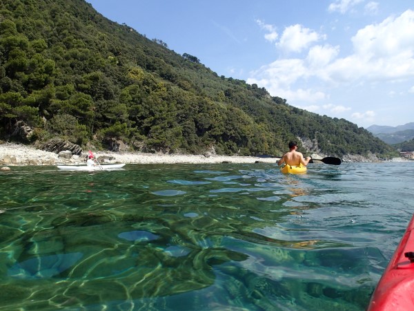 In canoa a Riva Trigoso, tra Sestri Levante e Moneglia